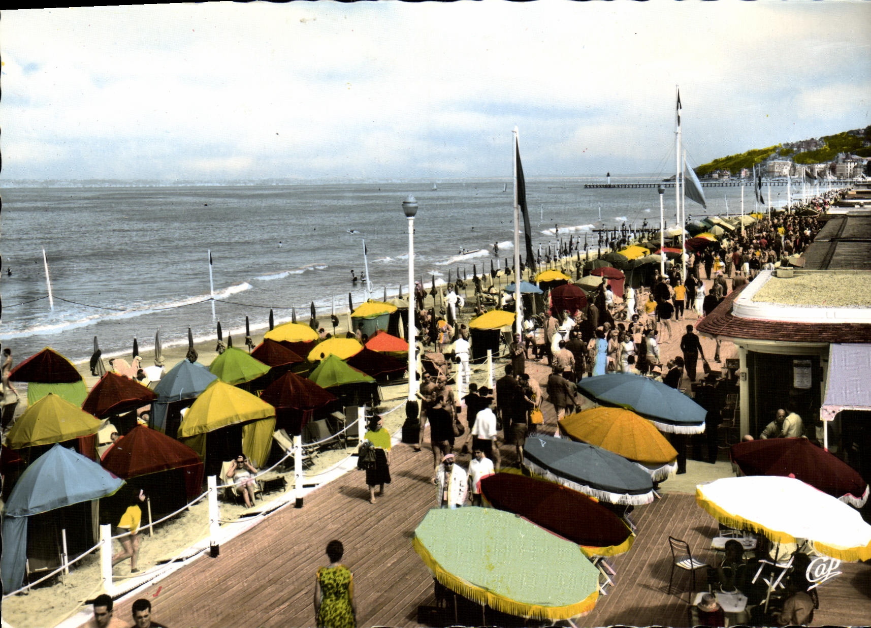 CPM Deauville Plage Fleurie Le Bar des planches et la promenade a maree haute