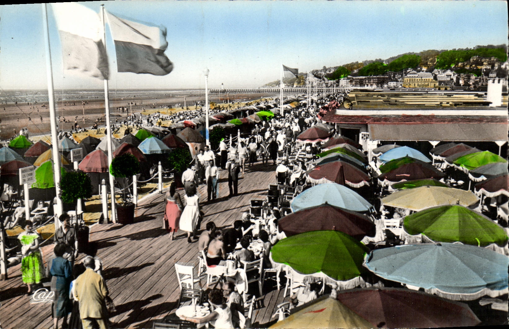 CPM Deauville Plage Fleurie Le Bar des Planches et la promenade