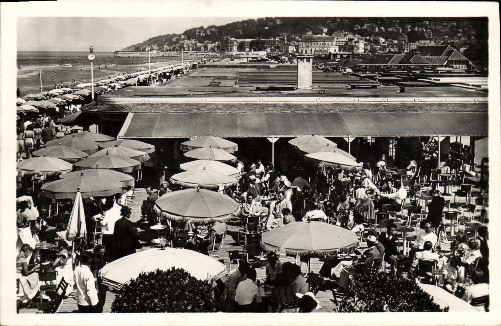 CPM Deauville Plage Fleurie Le Bar du Soleil et les Planches