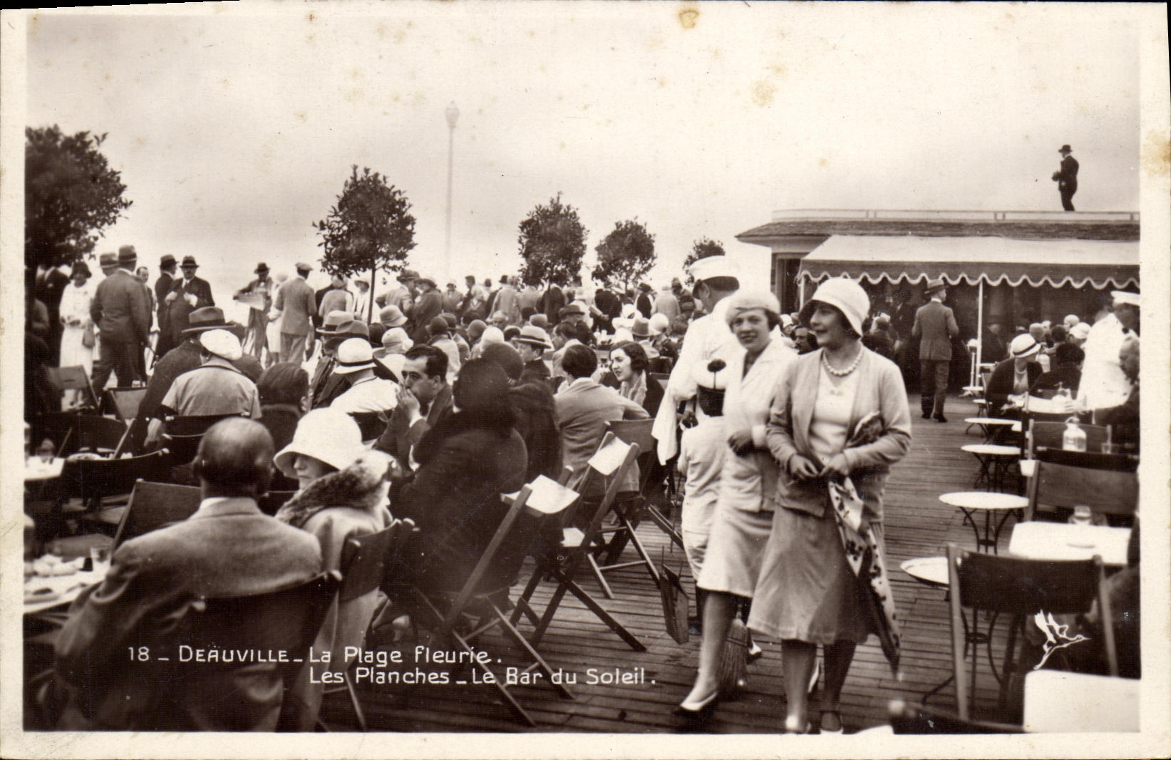 CPM Deauville Plage Fleurie Le Bar du Soleil 