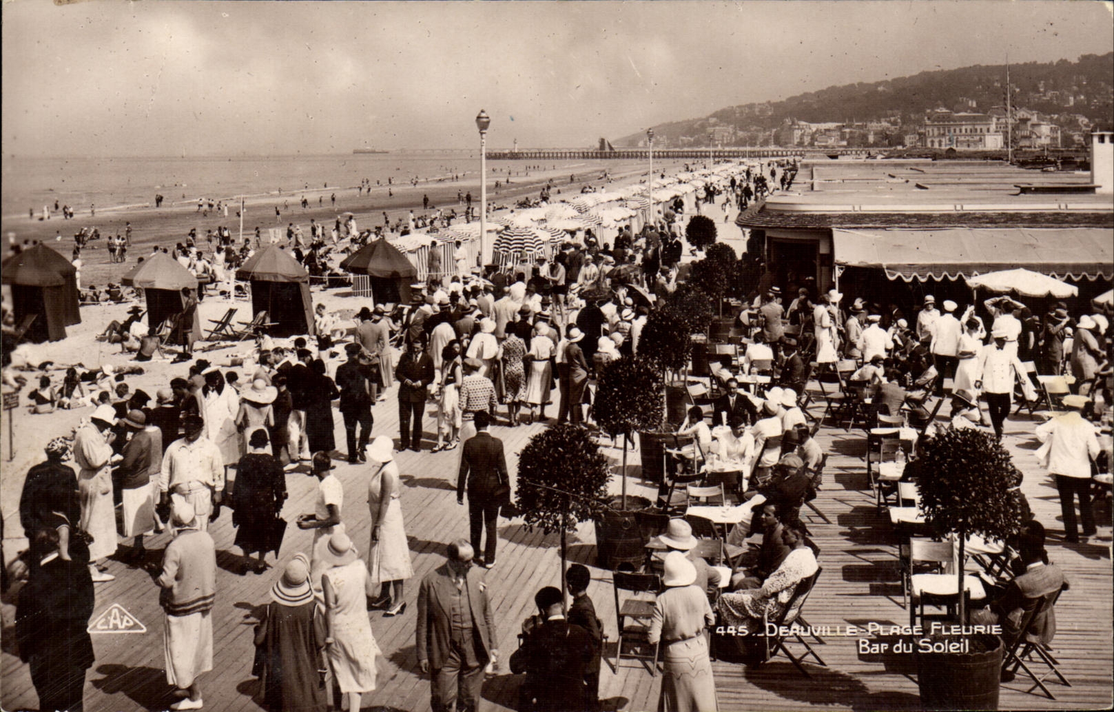 CPM Deauville Plage Fleurie Le Bar du Soleil 