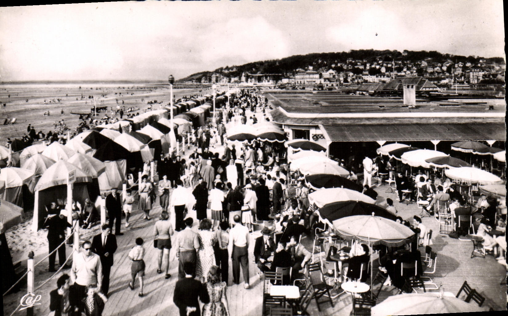 CPM Deauville Plage Fleurie Le Bar du Soleil 