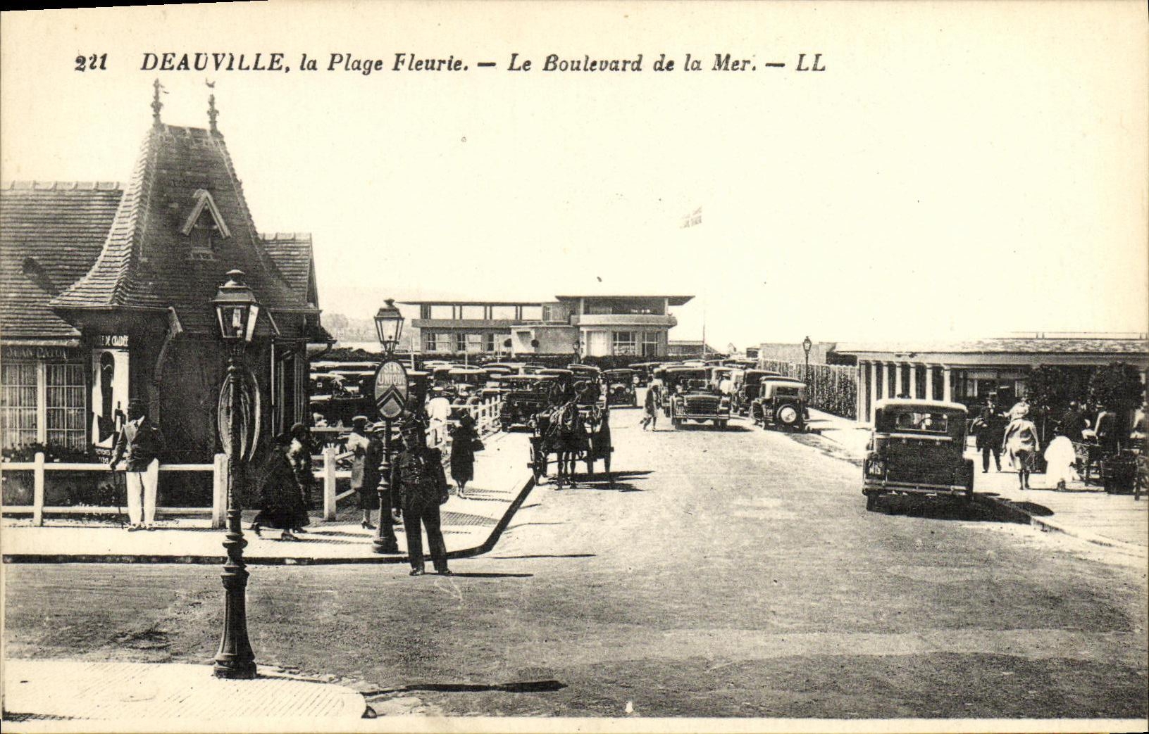CPA Deauville La Plage Fleurie Le Boulevard de la Mer