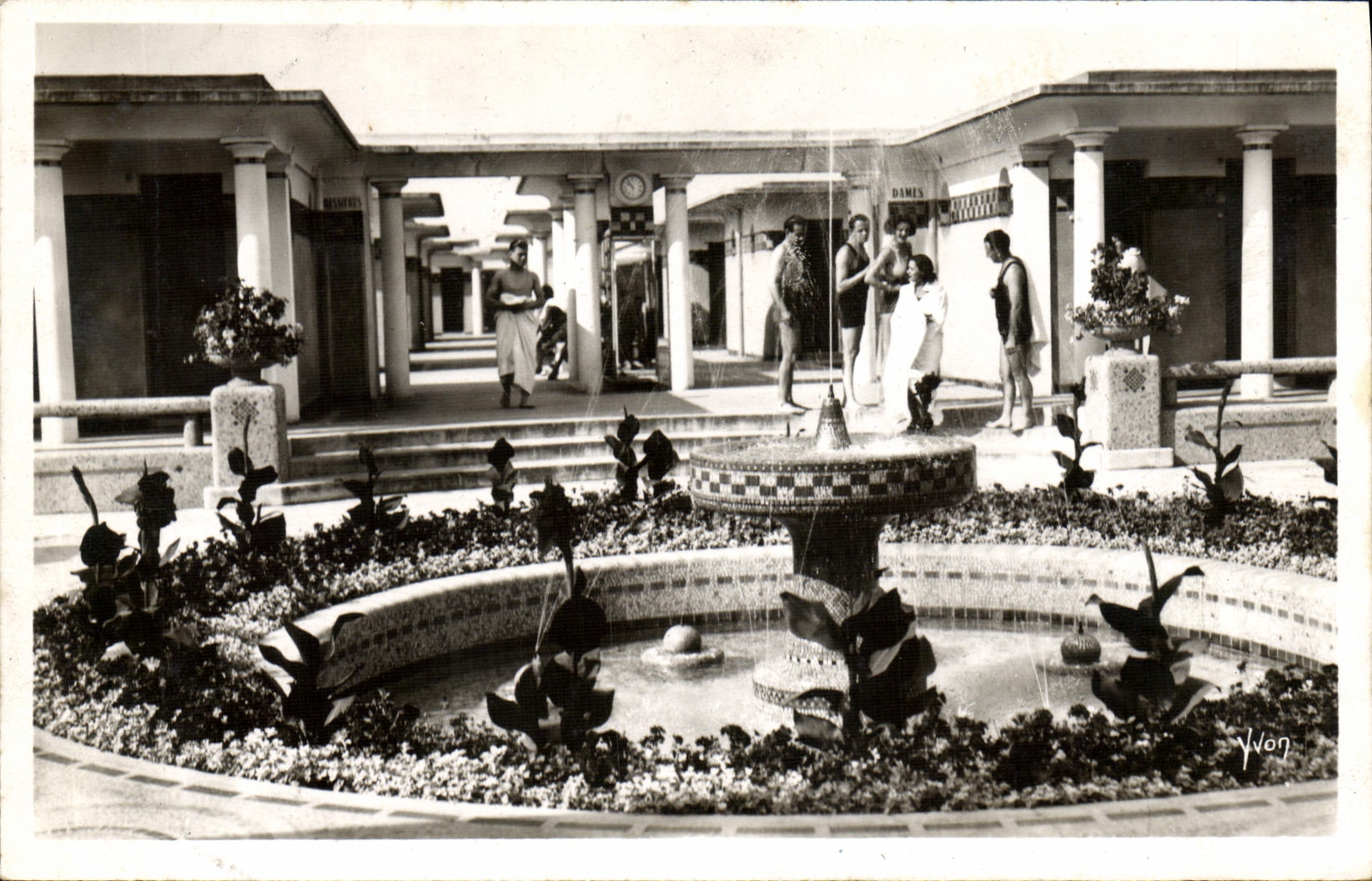 CPM Deauville Plage Fleurie L Atrium