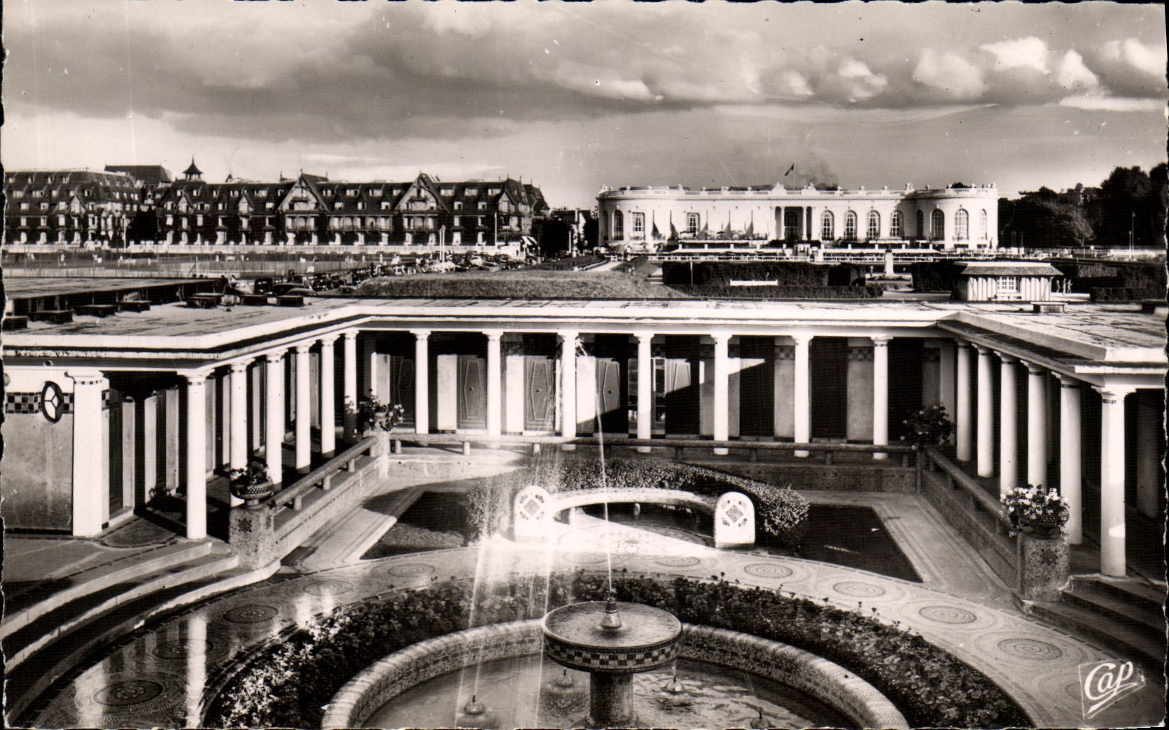 CPM Deauville La Plage Fleurie Le Casino le Normandy Hotel et l etablissement de bains
