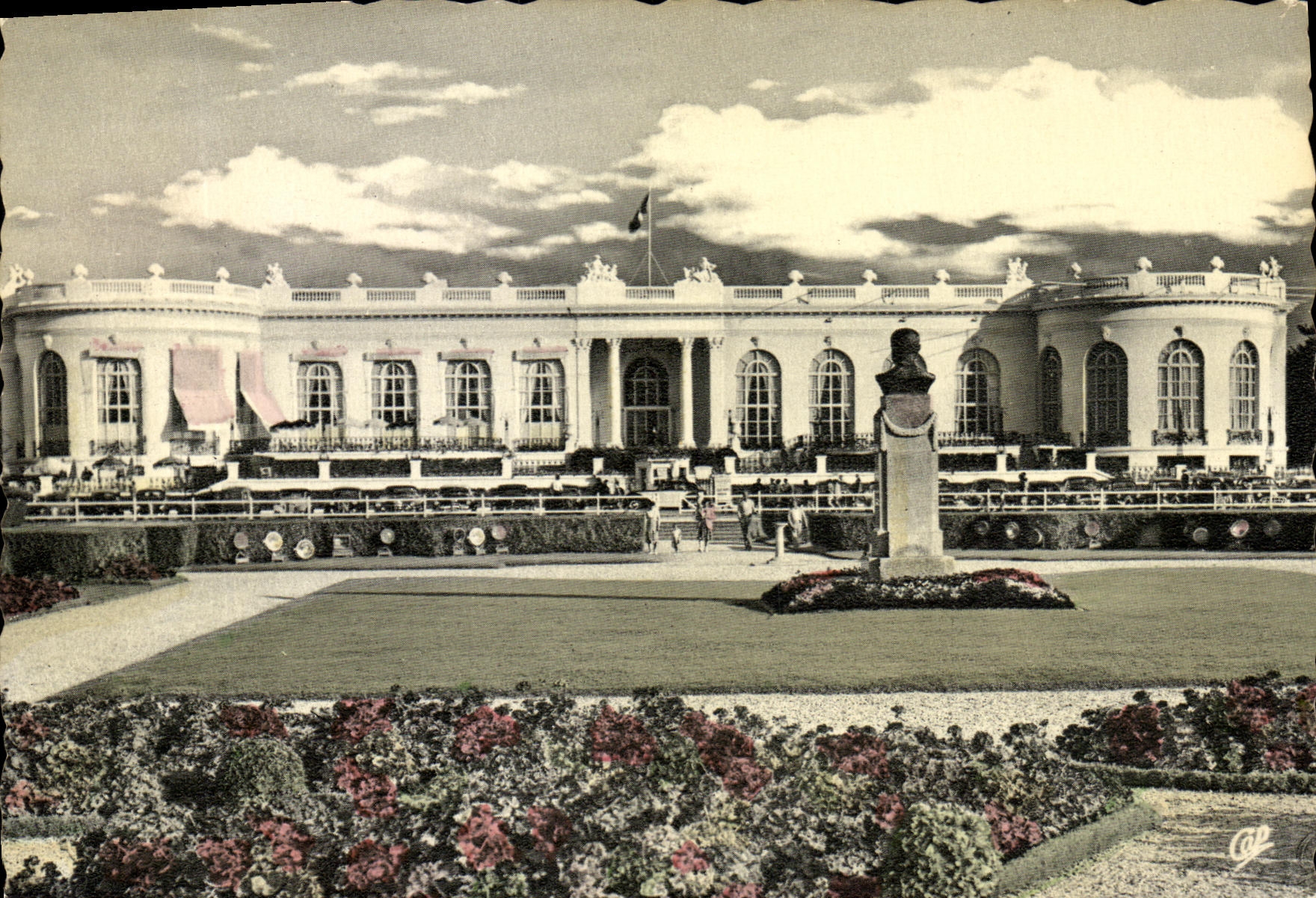 CPM Deauville Plage Fleurie Le Casino et les jardins