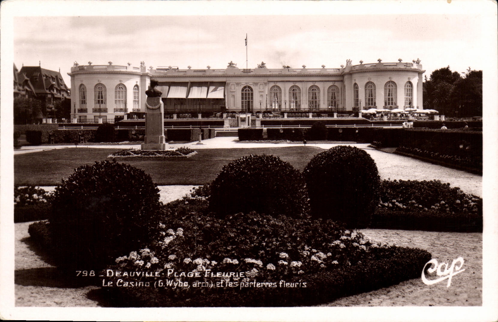 CPA Deauville Plage Fleurie Le Casino et les parterres fleuris