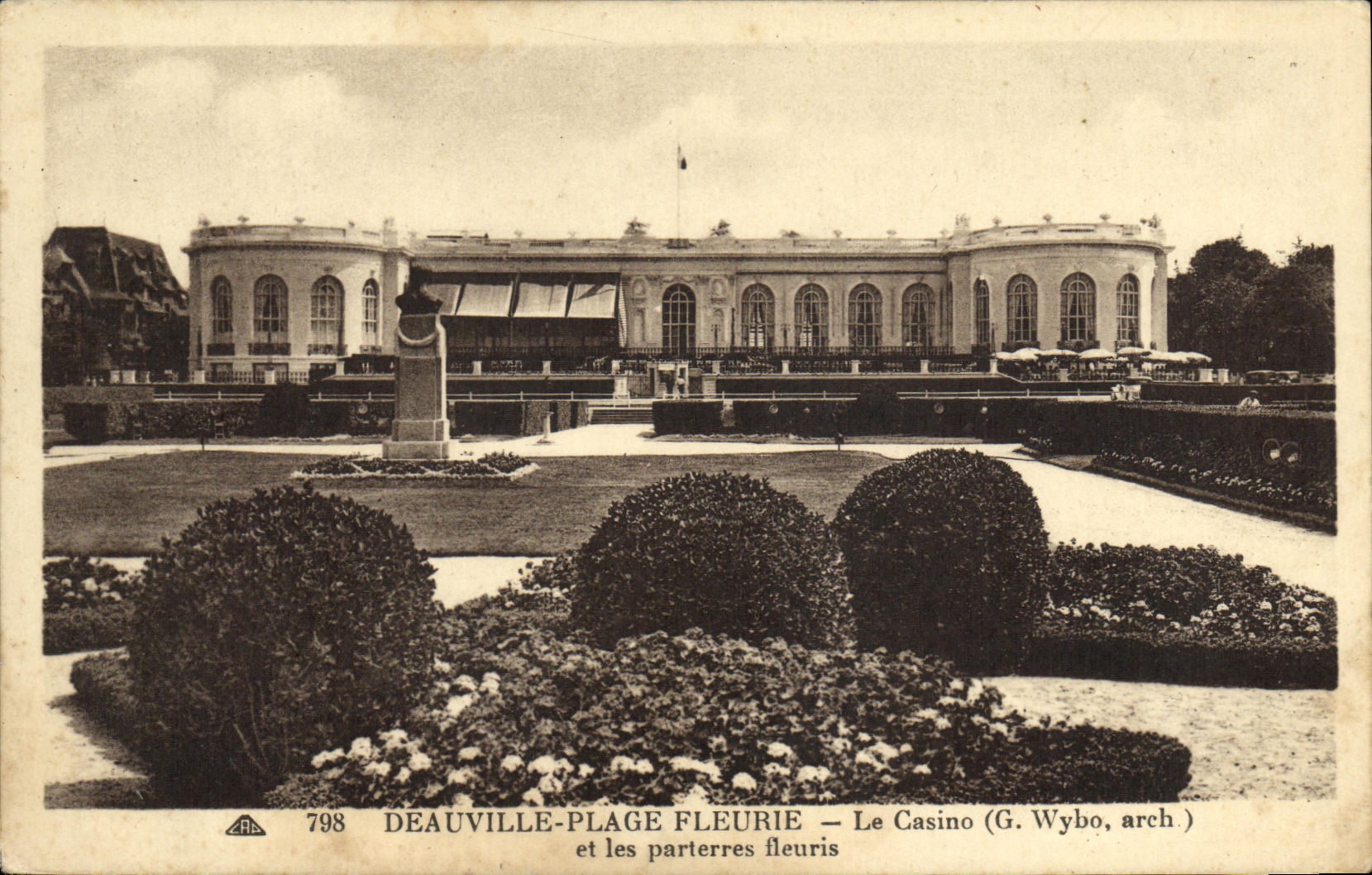 CPA Deauville La Plage Fleurie Le Casino et les parterres fleuris