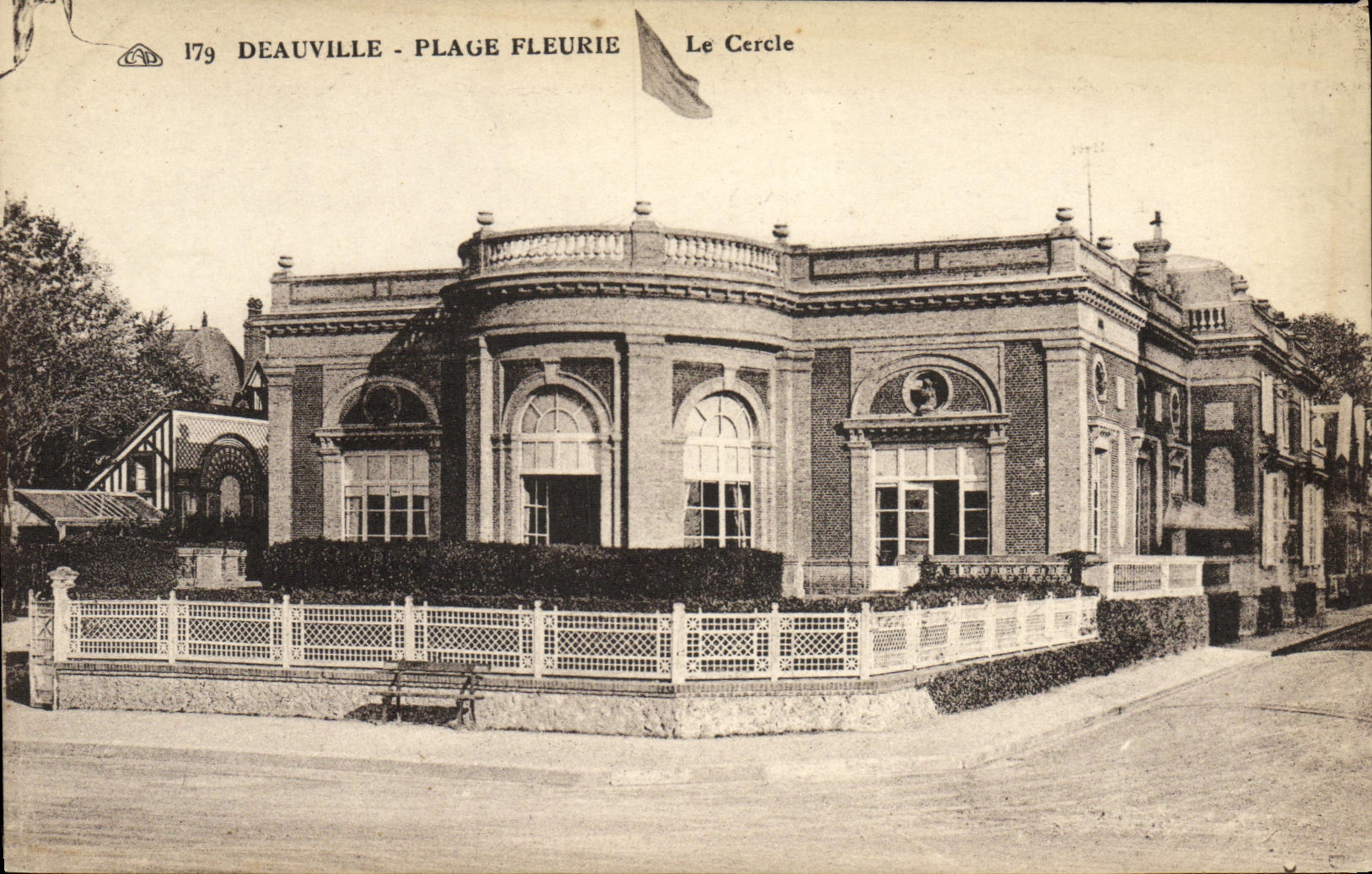 VINTAGE POSTCARD Deauville the Flowered Beach the circle