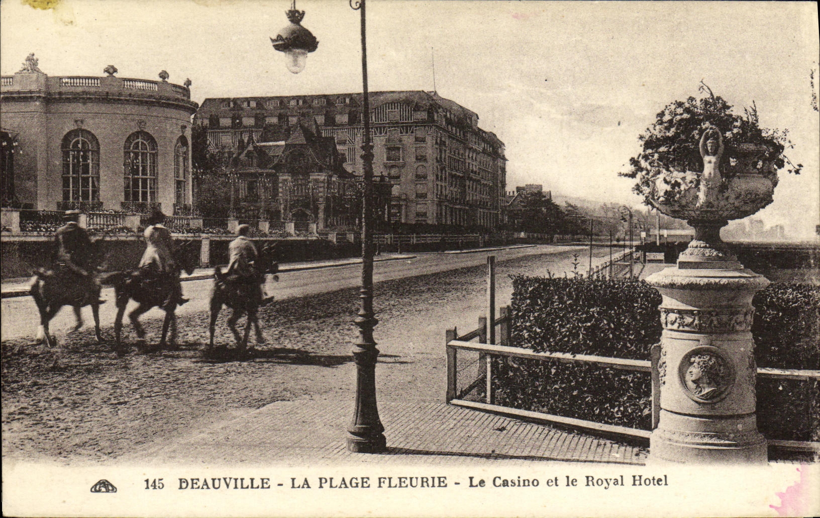 CPA Deauville La Plage Fleurie Le Casino et le Royal Hotel
