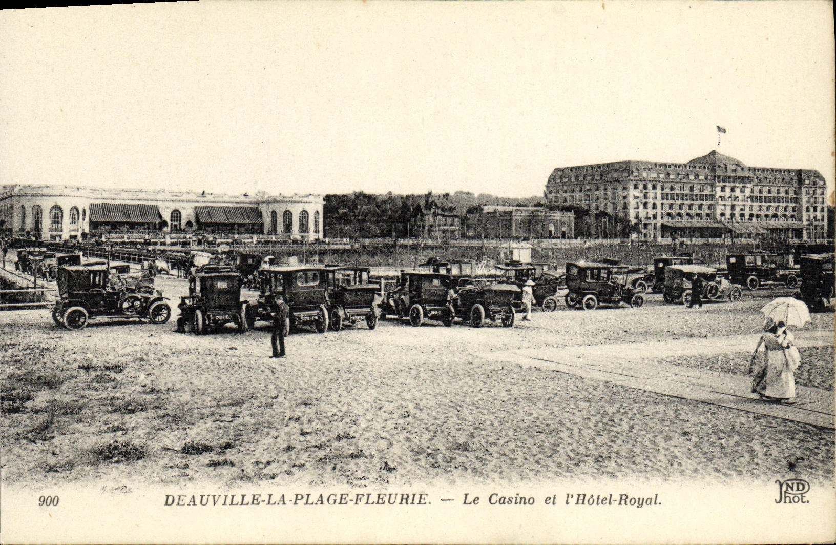CPA Deauville La Plage Fleurie Le Casino et l Hotel Royal automobiles