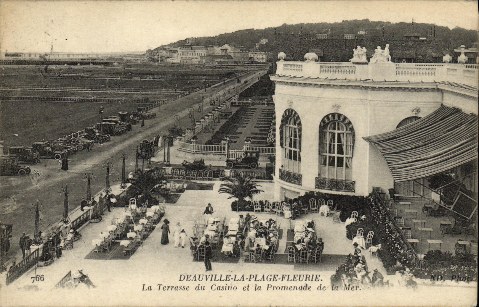 CPA Deauville La Plage Fleurie La terrasse du casino et la promenade de la mer