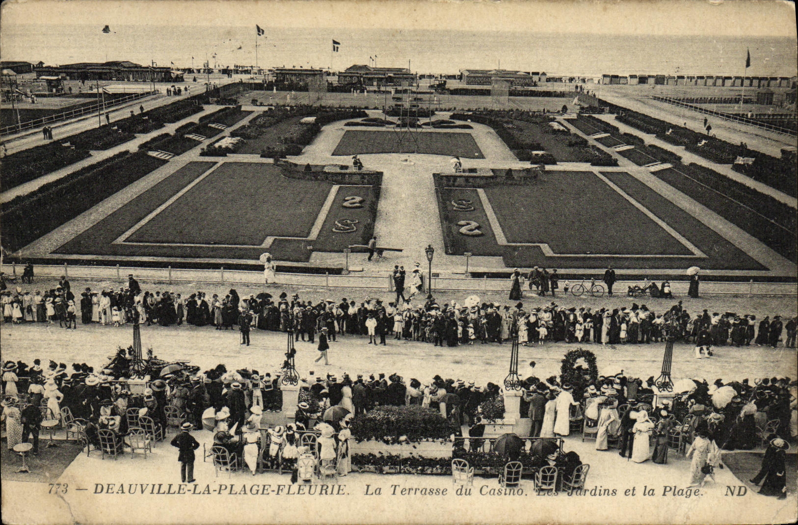CPA Deauville La Plage Fleurie La terrasse du casino Les jardins et la plage 