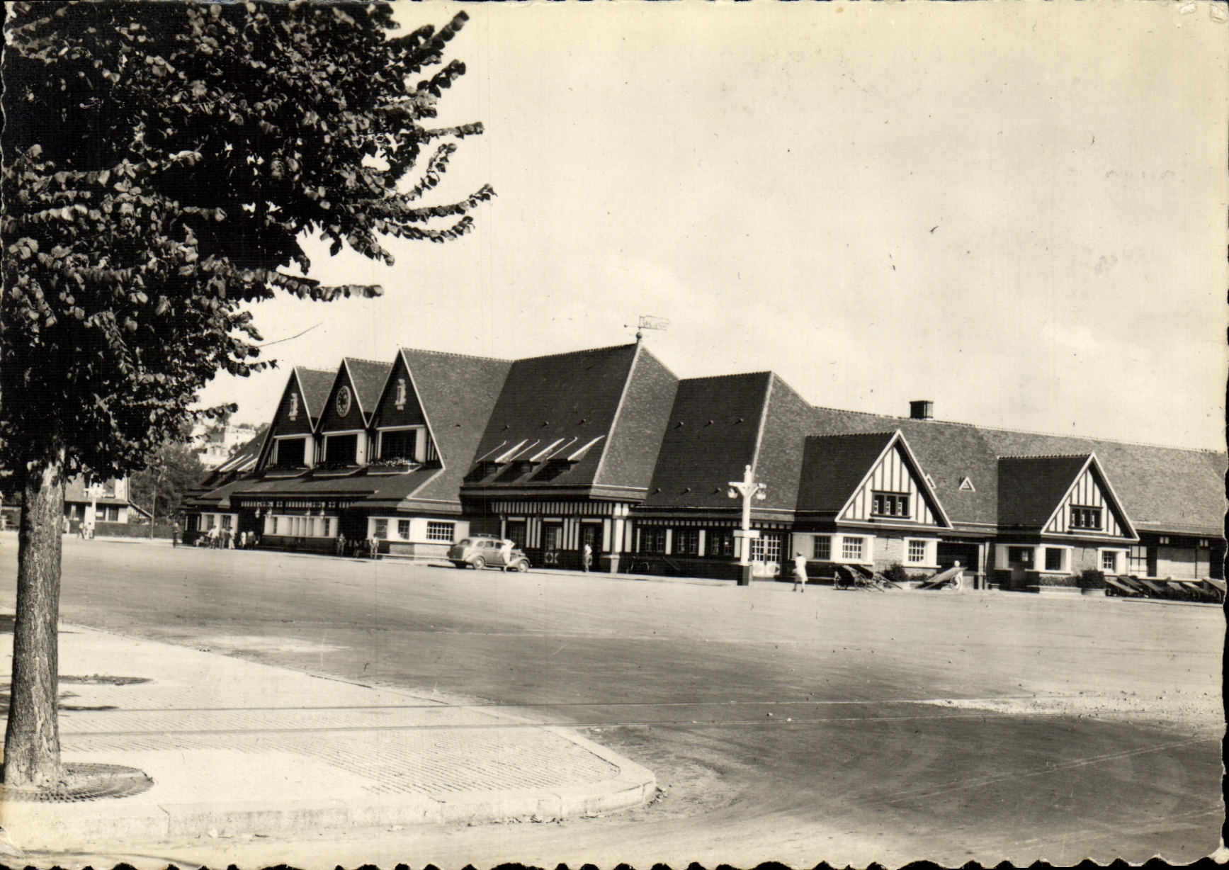 CPM Deauville La Plage Fleurie La gare 