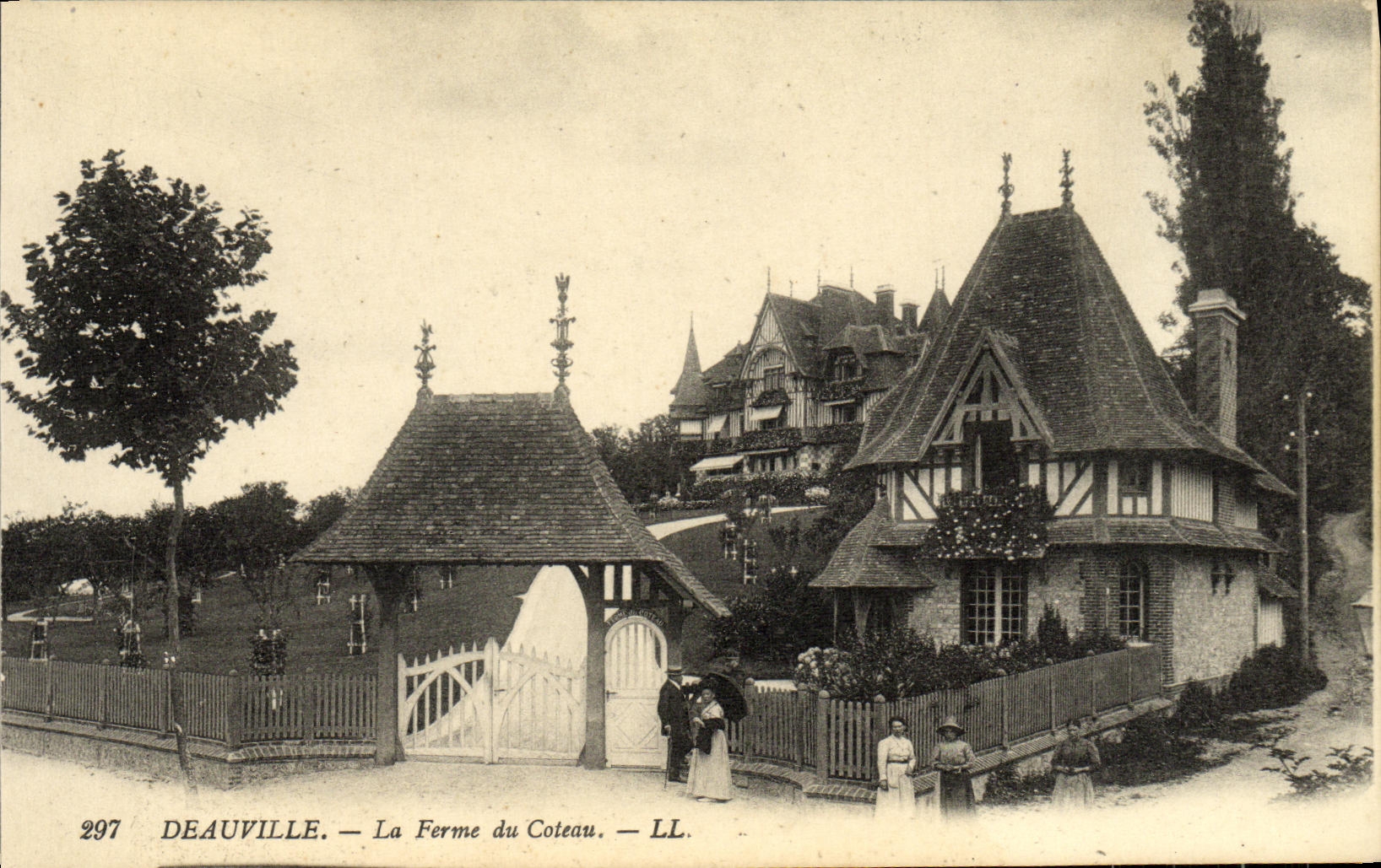 VINTAGE POSTCARD Deauville the Flowered Beach the femre of the slope