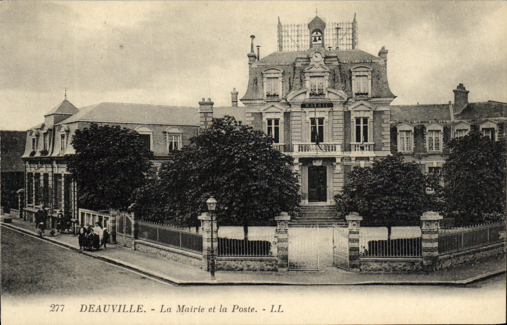 CPA Deauville La Mairie et la Poste
