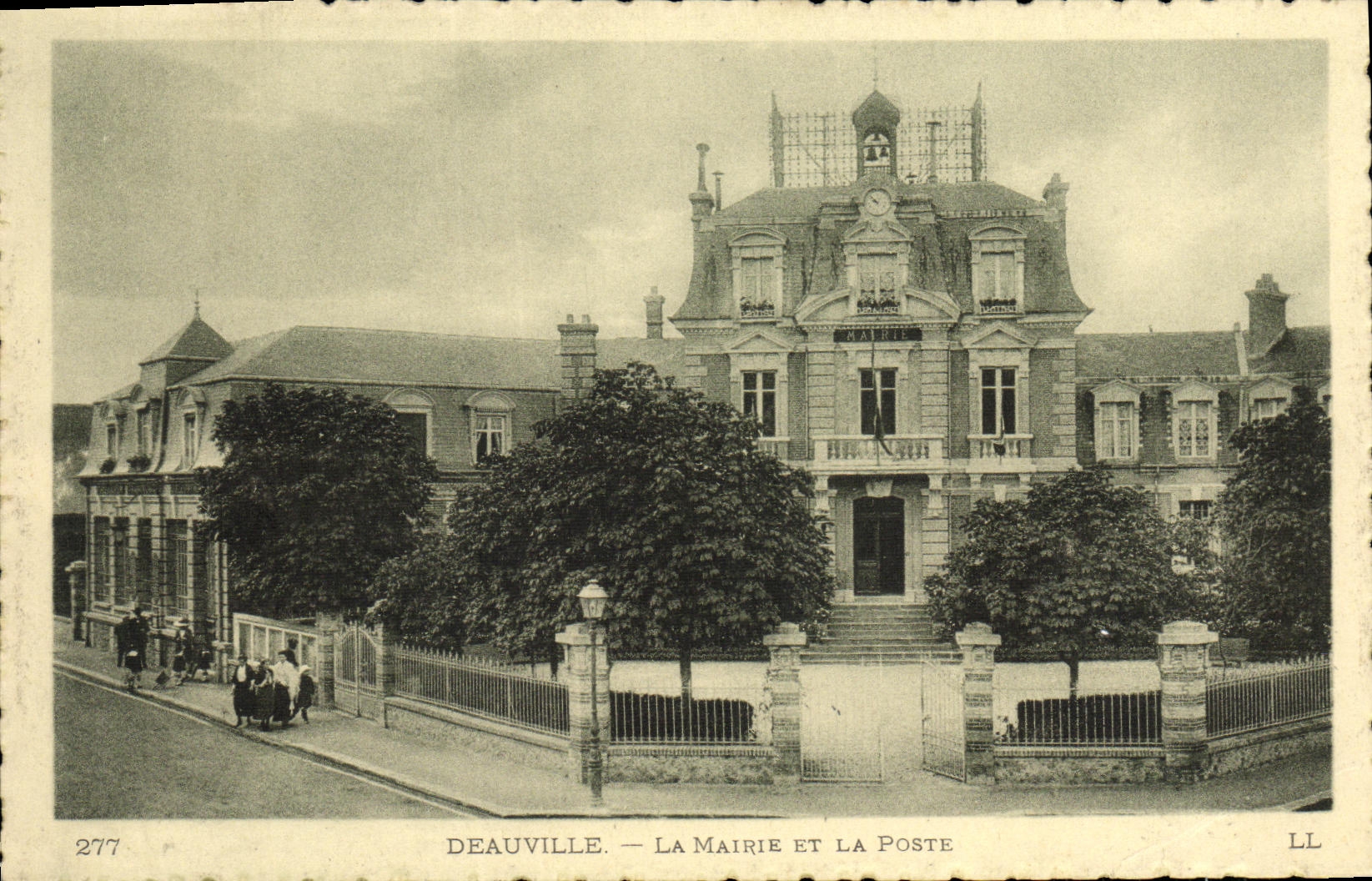 CPA Deauville La Mairie Et La Poste