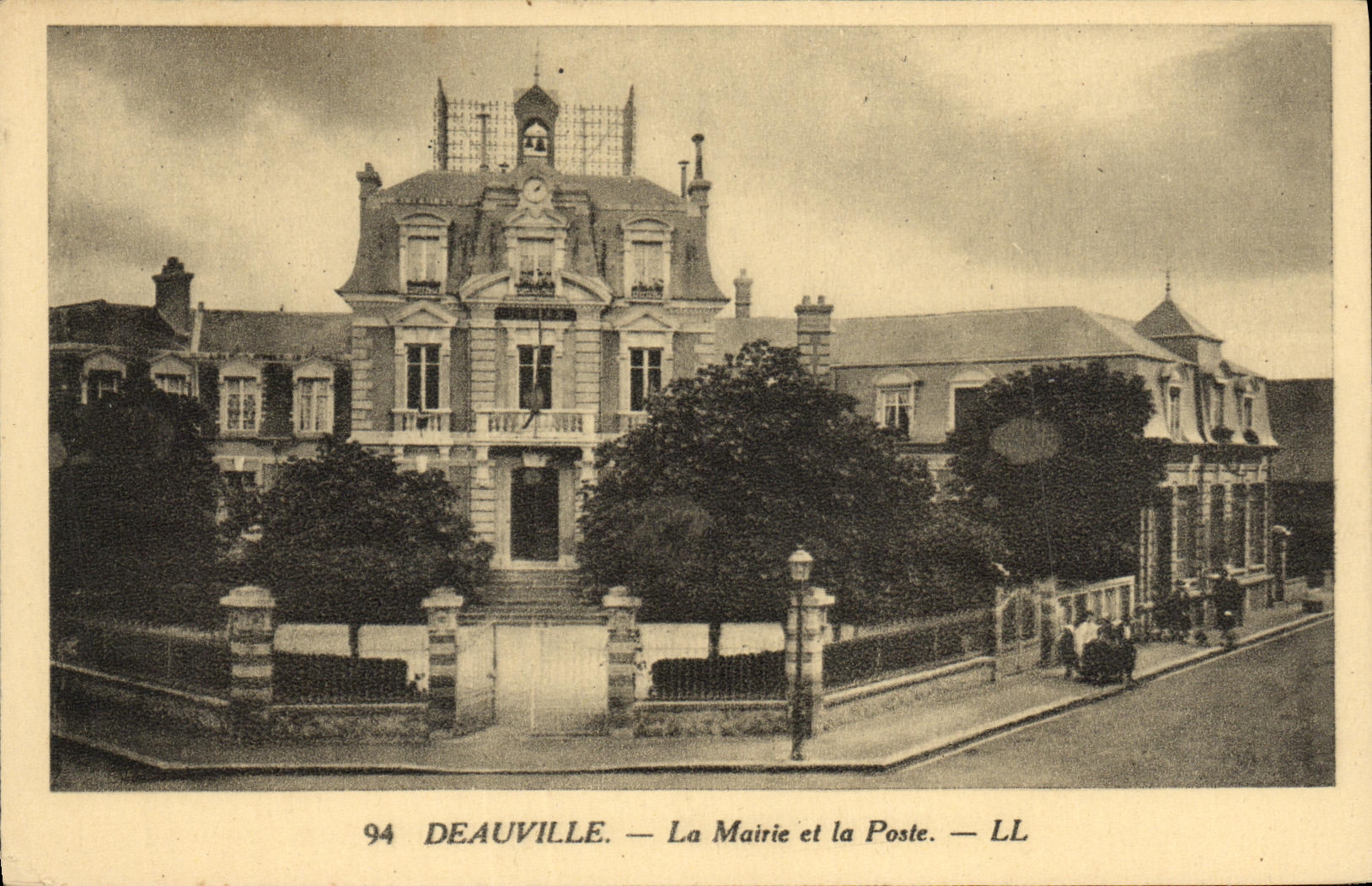 CPA Deauville La Mairie Et La Poste