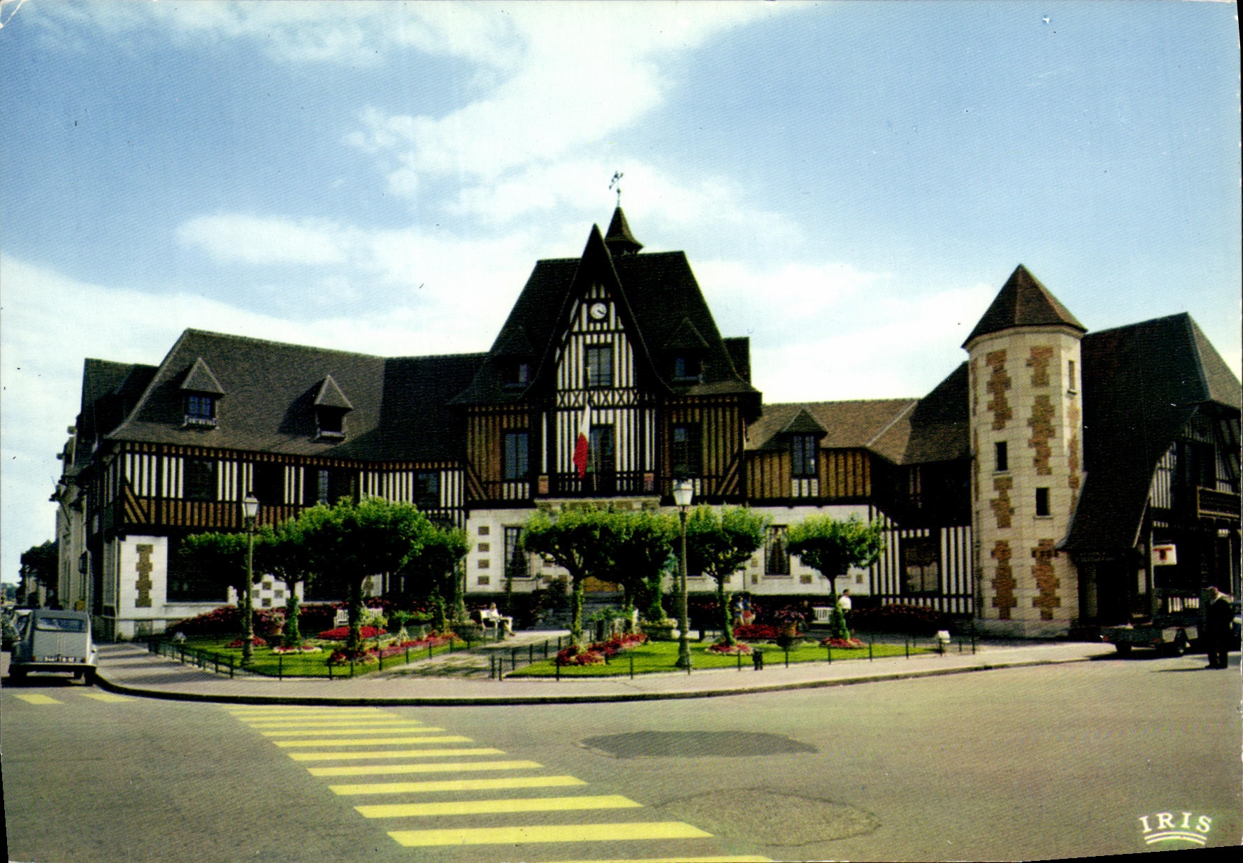 CPM Deauville Plage Fieurie L Hotel de Ville