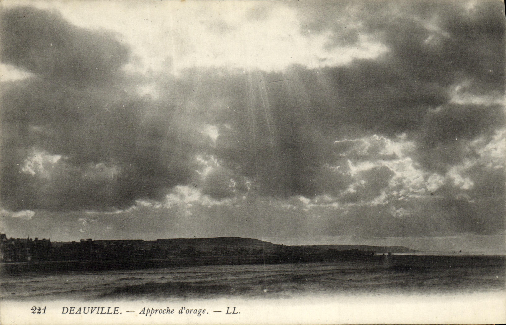 VINTAGE POSTCARD Deauville Approaches D Orage