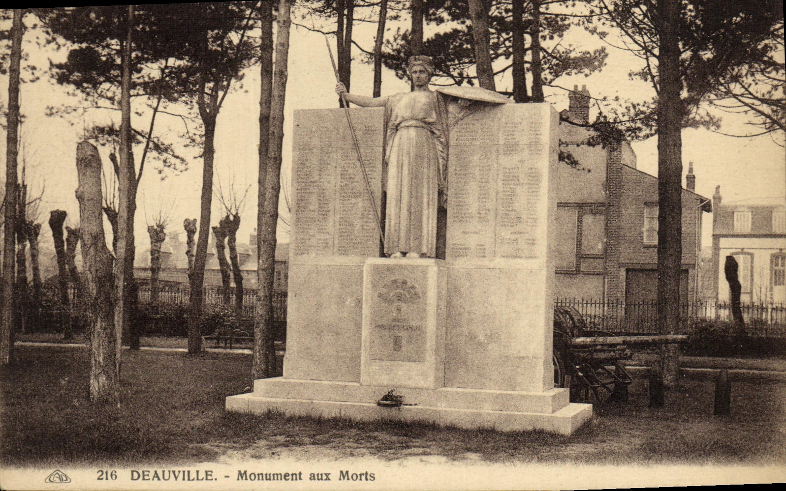 VINTAGE POSTCARD Deauville War memorial Militaria