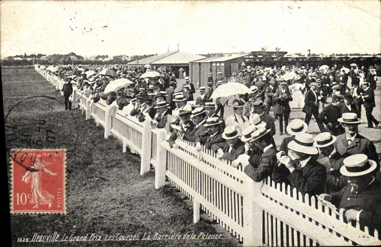 CPA Deauville Le Grand Les Courses La barriere de la pelouse Hippisme Chevaux