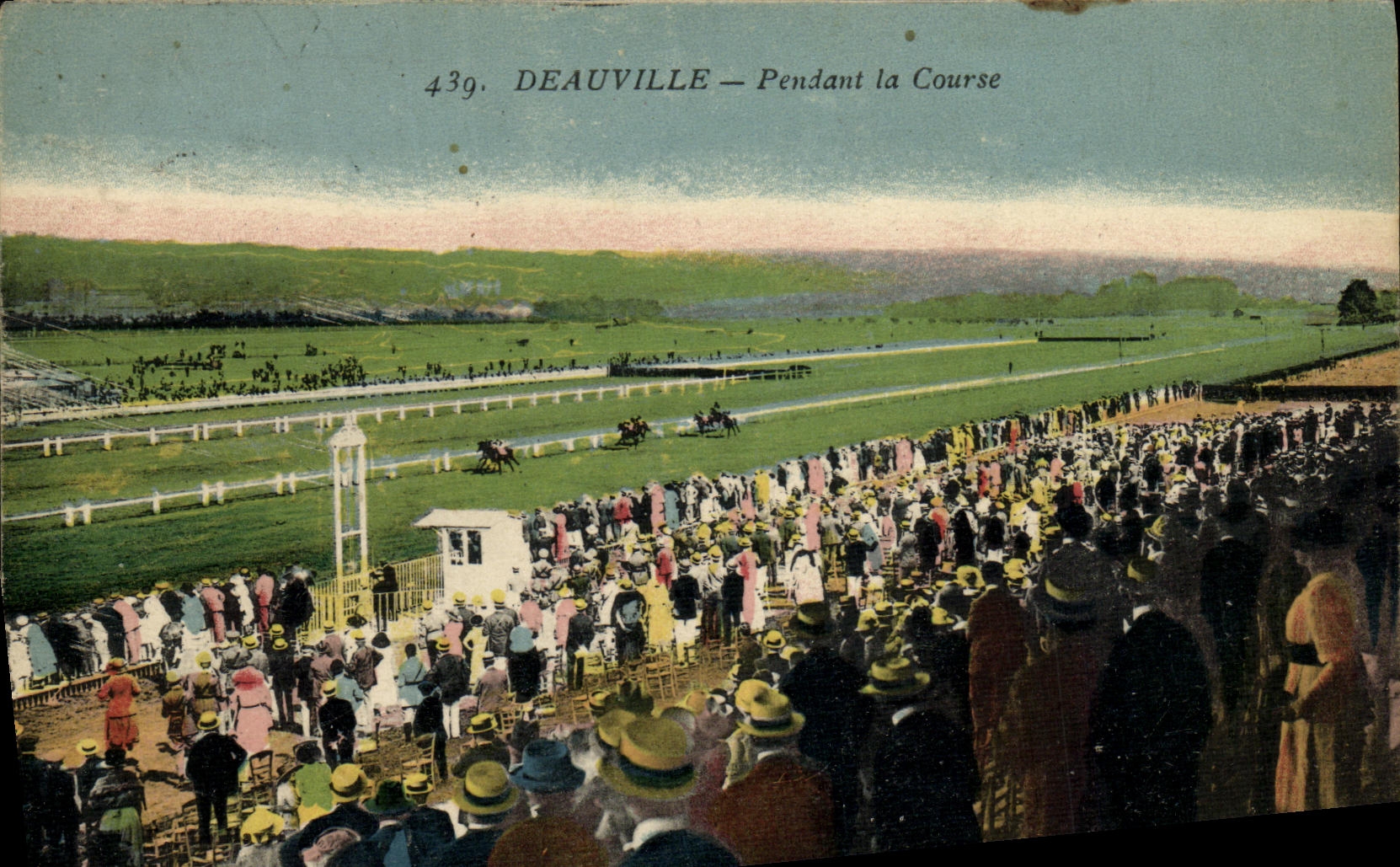 CPA Deauville Pendant la Course Hippisme Chevaux
