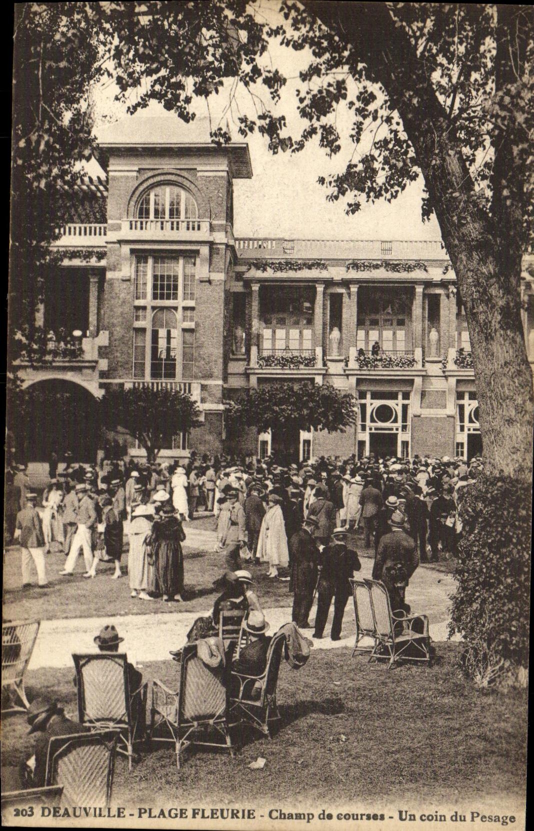 POSTAL Deauville de la VENDIMIA el hipodromo florecido de la playa una esquina de pesar los caballos de Hippisme