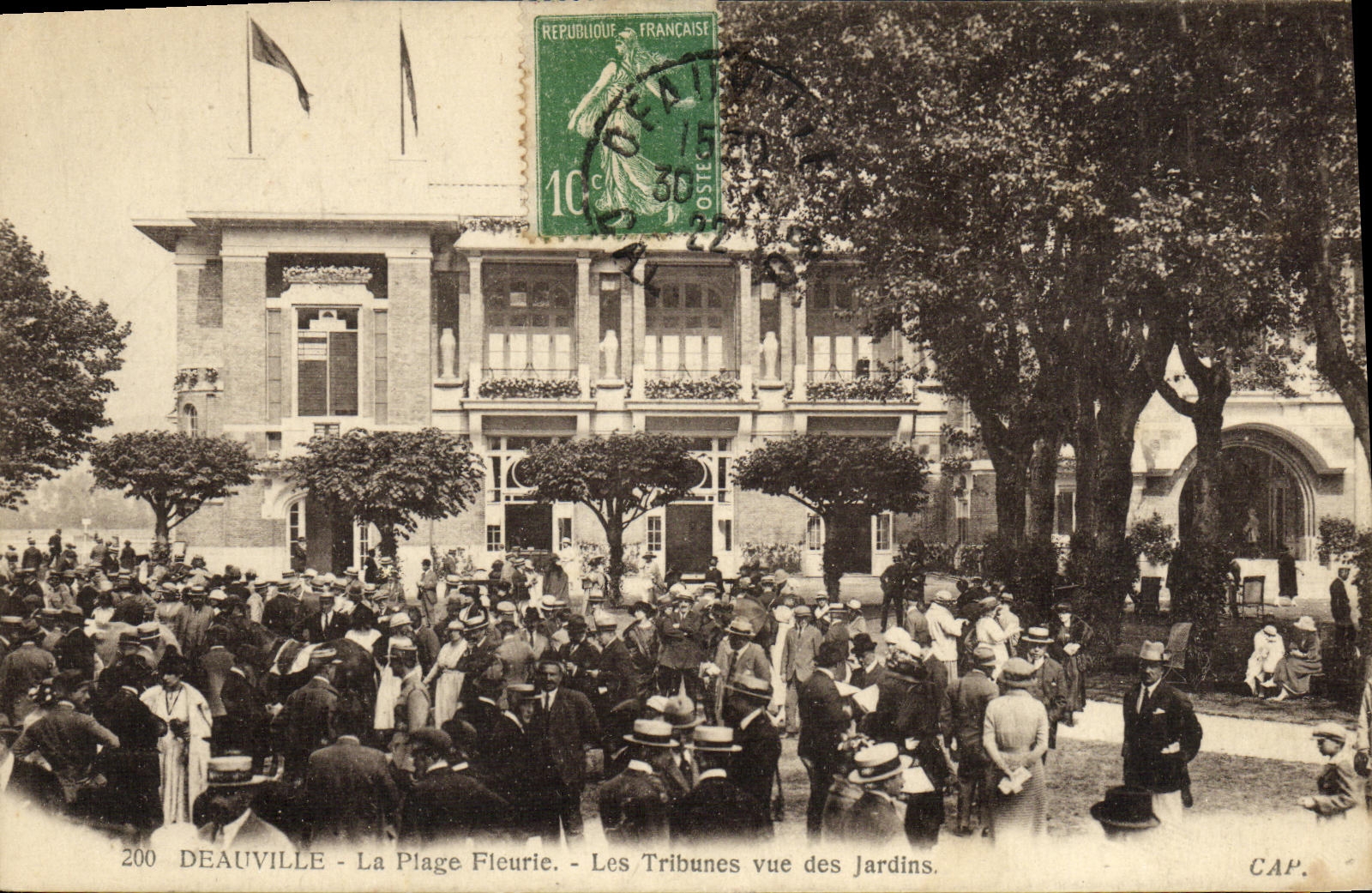 POSTAL Deauville de la VENDIMIA las plataformas florecidas de la playa vistas de los caballos de Hippisme de los jardines