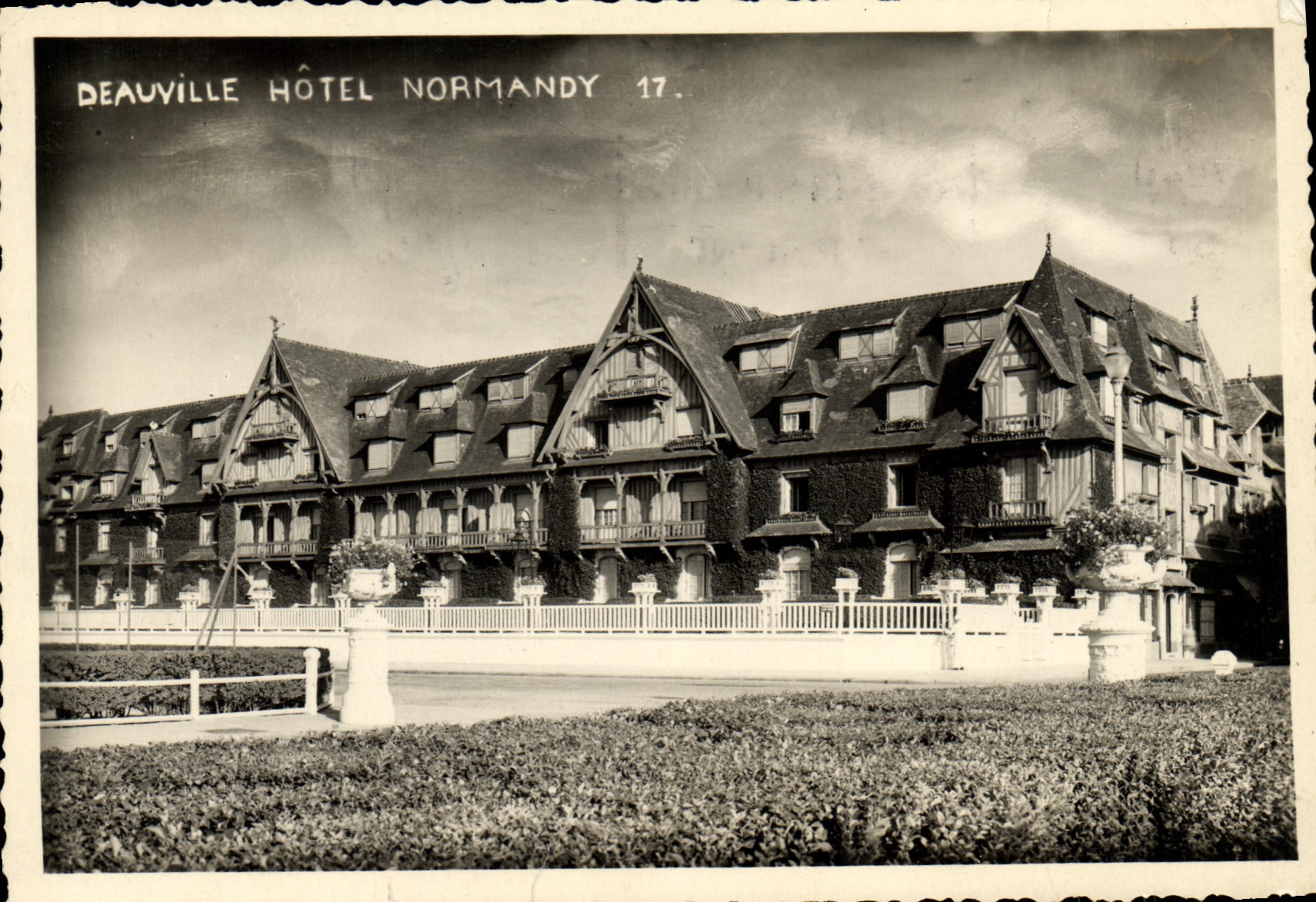 CPM Deauville Plage Fleuries de L Hotel Normandy