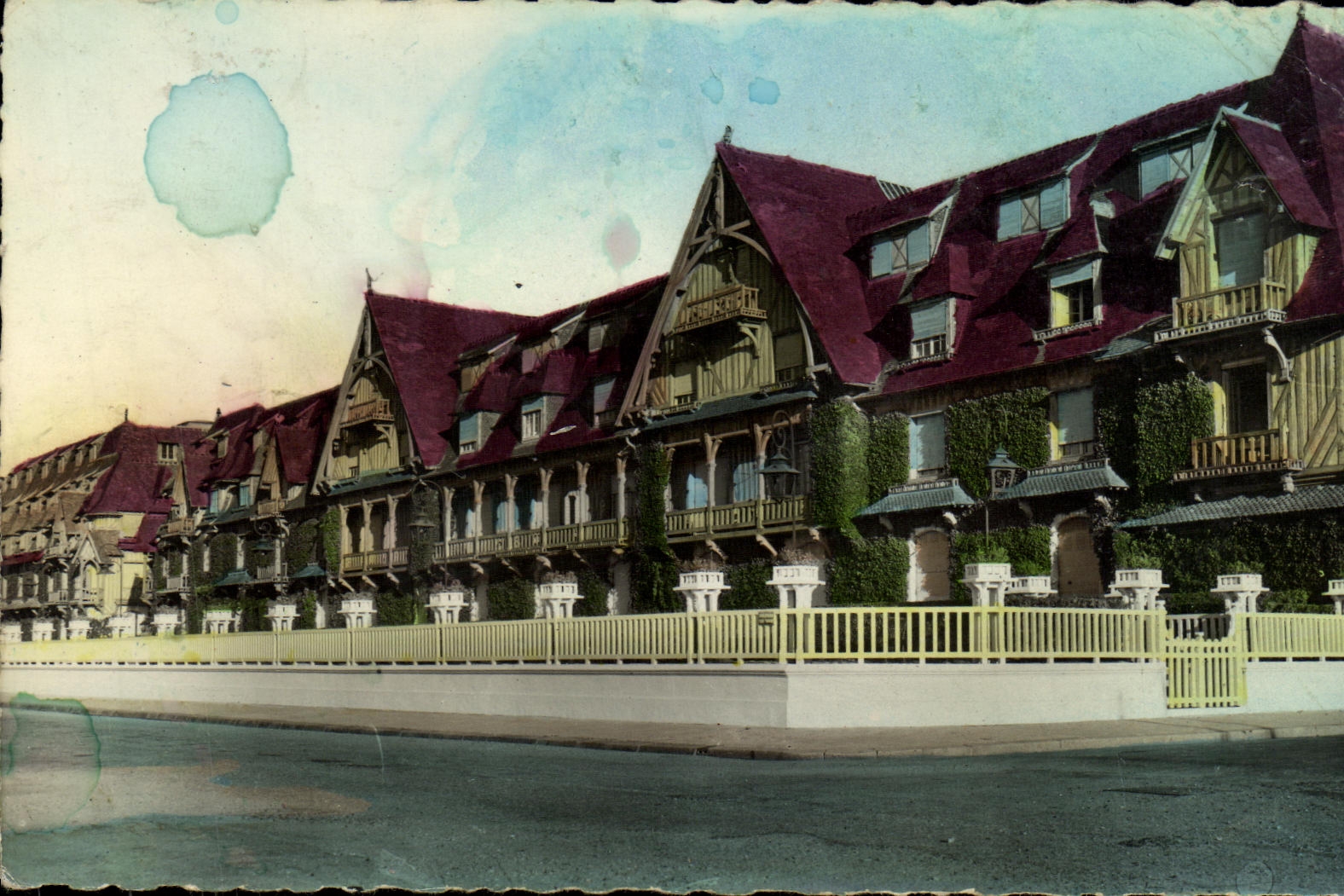 CPM Deauville Plage Fleuries Le Normandy L Hotel 