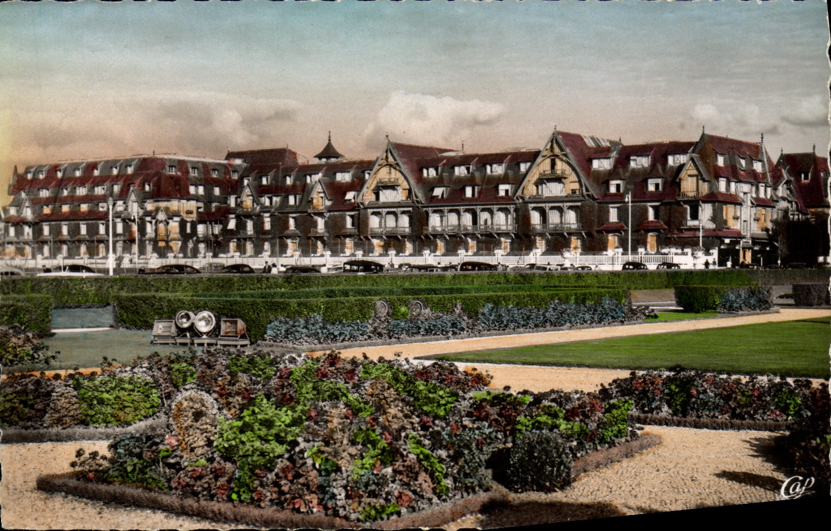 CPM Deauville Plage Fleuries Le Normandy L Hotel 