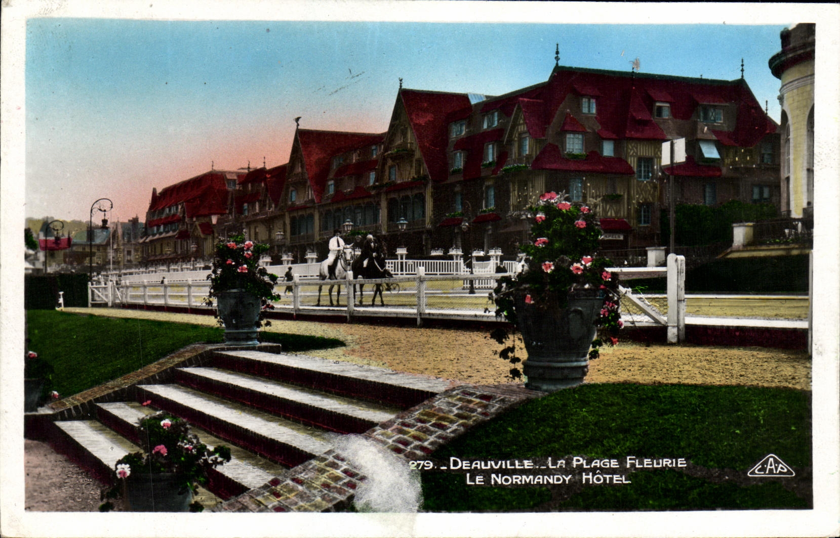 CPA Deauville Plage Fleuries Le Normandy L Hotel 