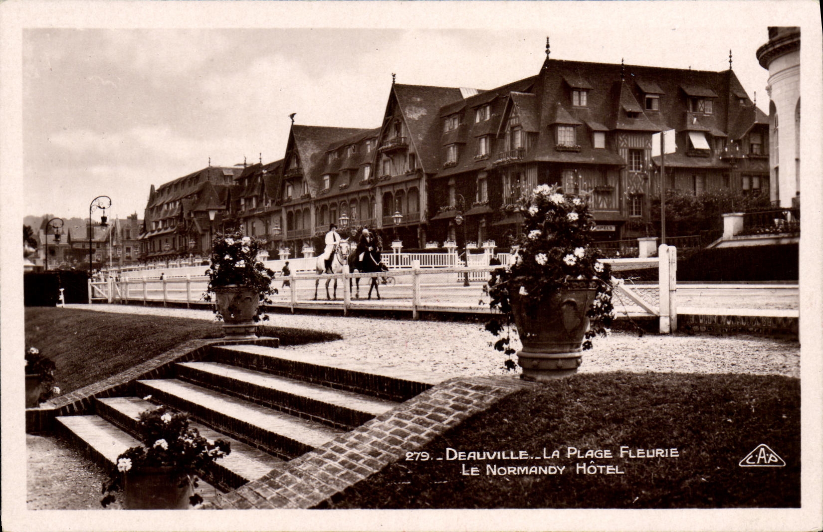 CPA Deauville Plage Fleuries Le Normandy L Hotel 