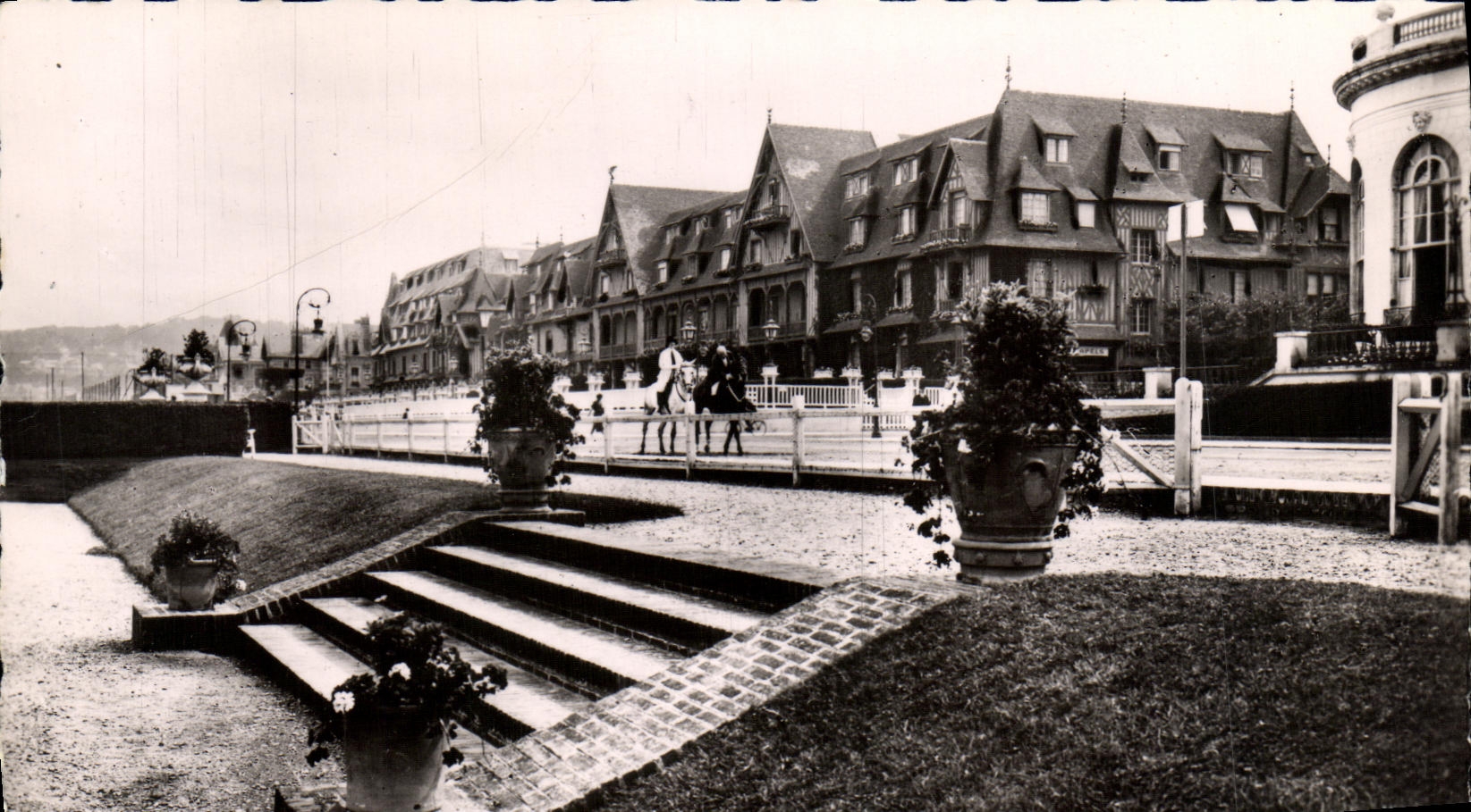 POSTAL Deauville de la VENDIMIA el hotel florecido de Normandia de la playa y el bulevar de Cornuche