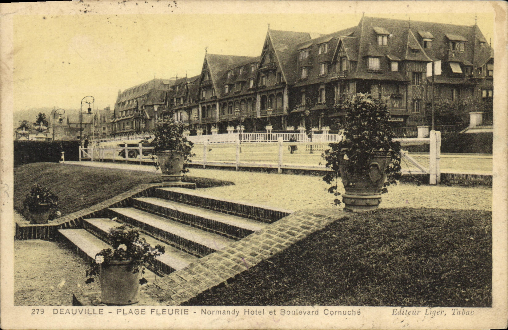 CPA Deauville La Plage Fleurie Normandy Hotel et boulevard Cornuche 