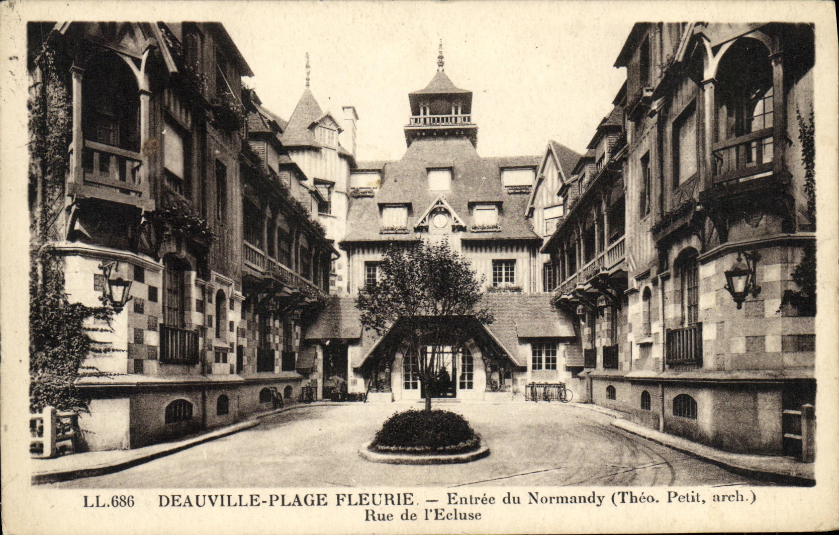 CPA Deauville La Plage Fleurie Le Normandy Hotel Entree Rue de l ecluse