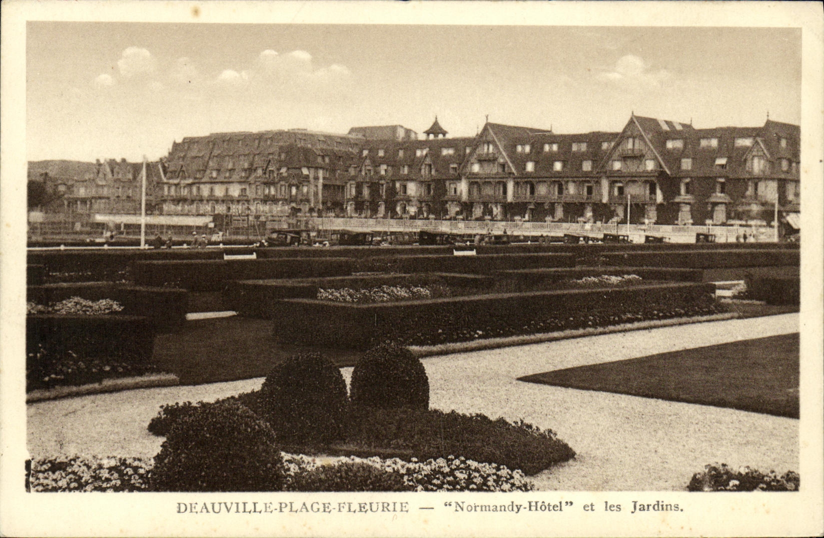 CPA Deauville La Plage Fleurie Le Normandy Hotel et les jardins