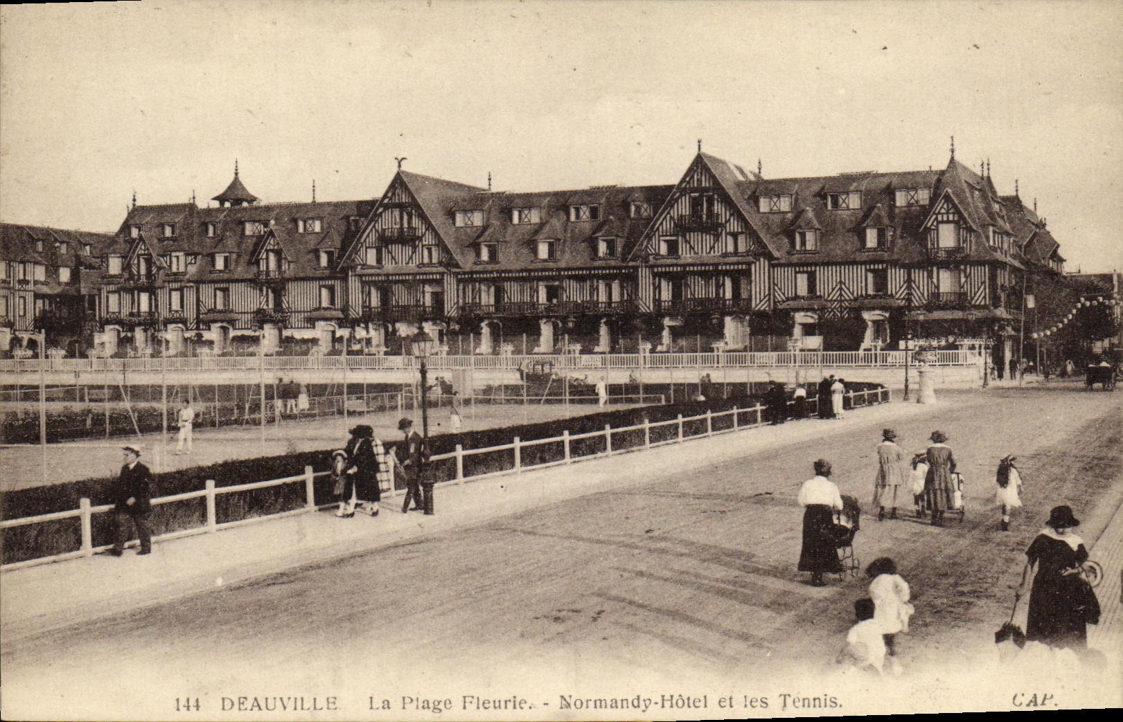 CPA Deauville Le Casino et Normandy Hotel et les tennis 