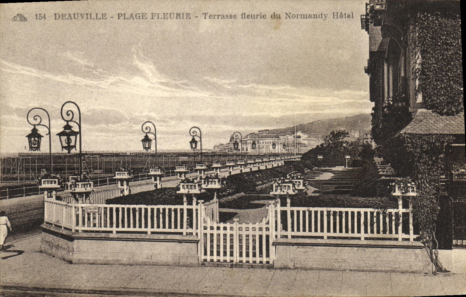El hotel de Deauville Normandia de la POSTAL de la VENDIMIA florecio la terraza florecida playa del hotel de Normandia