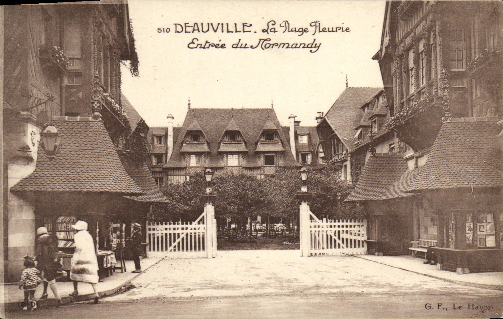 El hotel de Deauville Normandia de la POSTAL de la VENDIMIA florecio la playa entrada de Normandia
