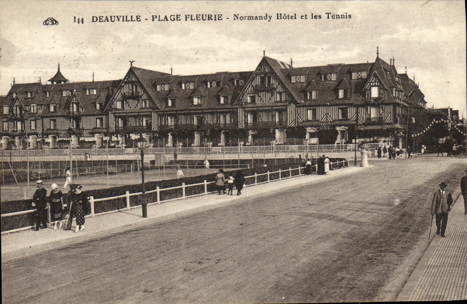 El hotel de Deauville Normandia de la POSTAL de la VENDIMIA florecio el hotel y el tenis de Normandia de la playa