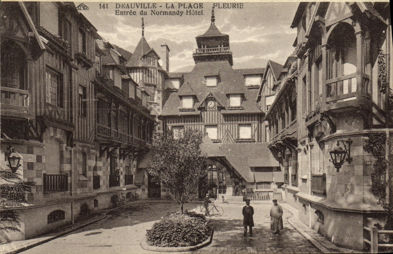 El hotel de Deauville Normandia de la POSTAL de la VENDIMIA florecio la playa entrada del hotel de Normandia