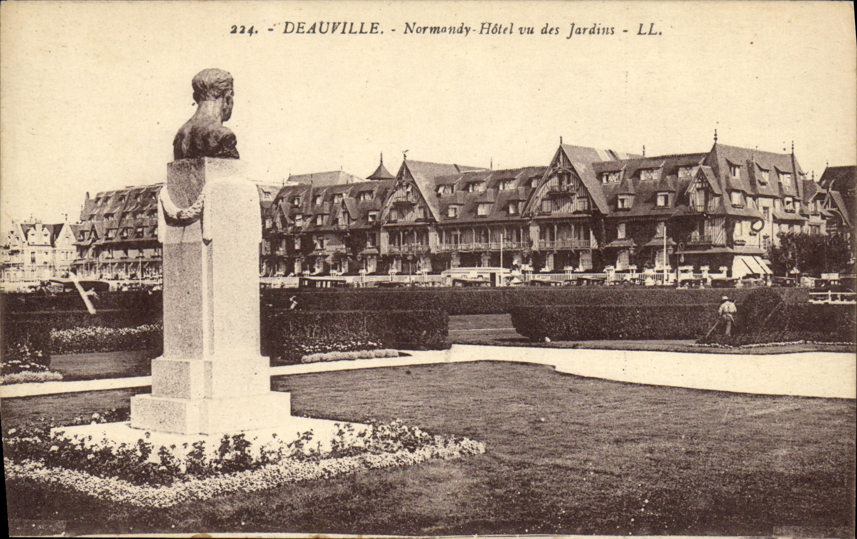 El hotel de Deauville Normandia de la POSTAL de la VENDIMIA florecio el hotel de Normandia de la playa visto de los jardines