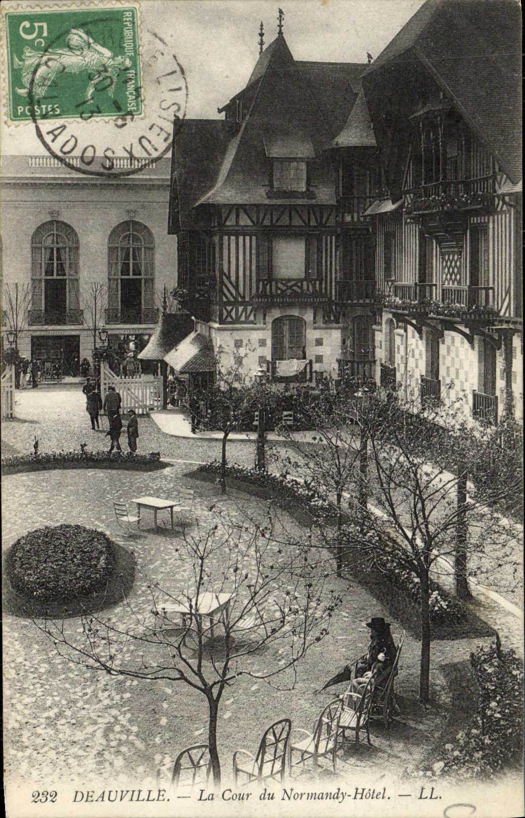 El hotel de Deauville Normandia de la POSTAL de la VENDIMIA florecio la corte de la playa del hotel de Normandia