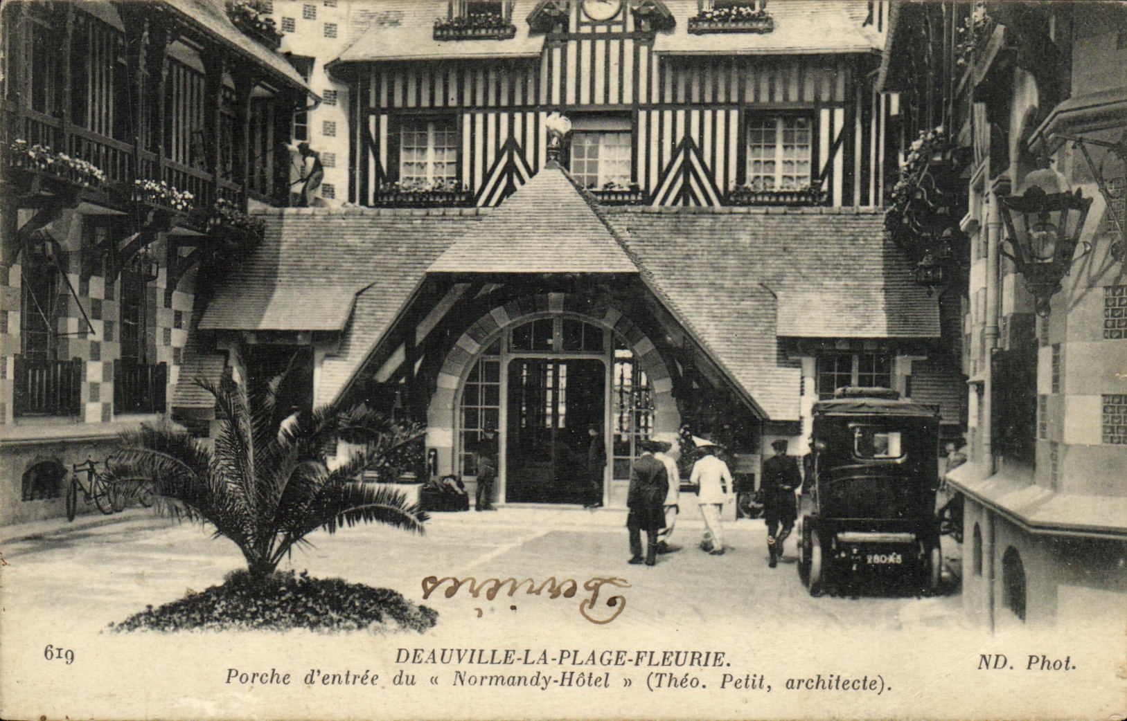 POSTAL Deauville de la VENDIMIA el portico florecido D del hotel de Normandia de la playa entrado