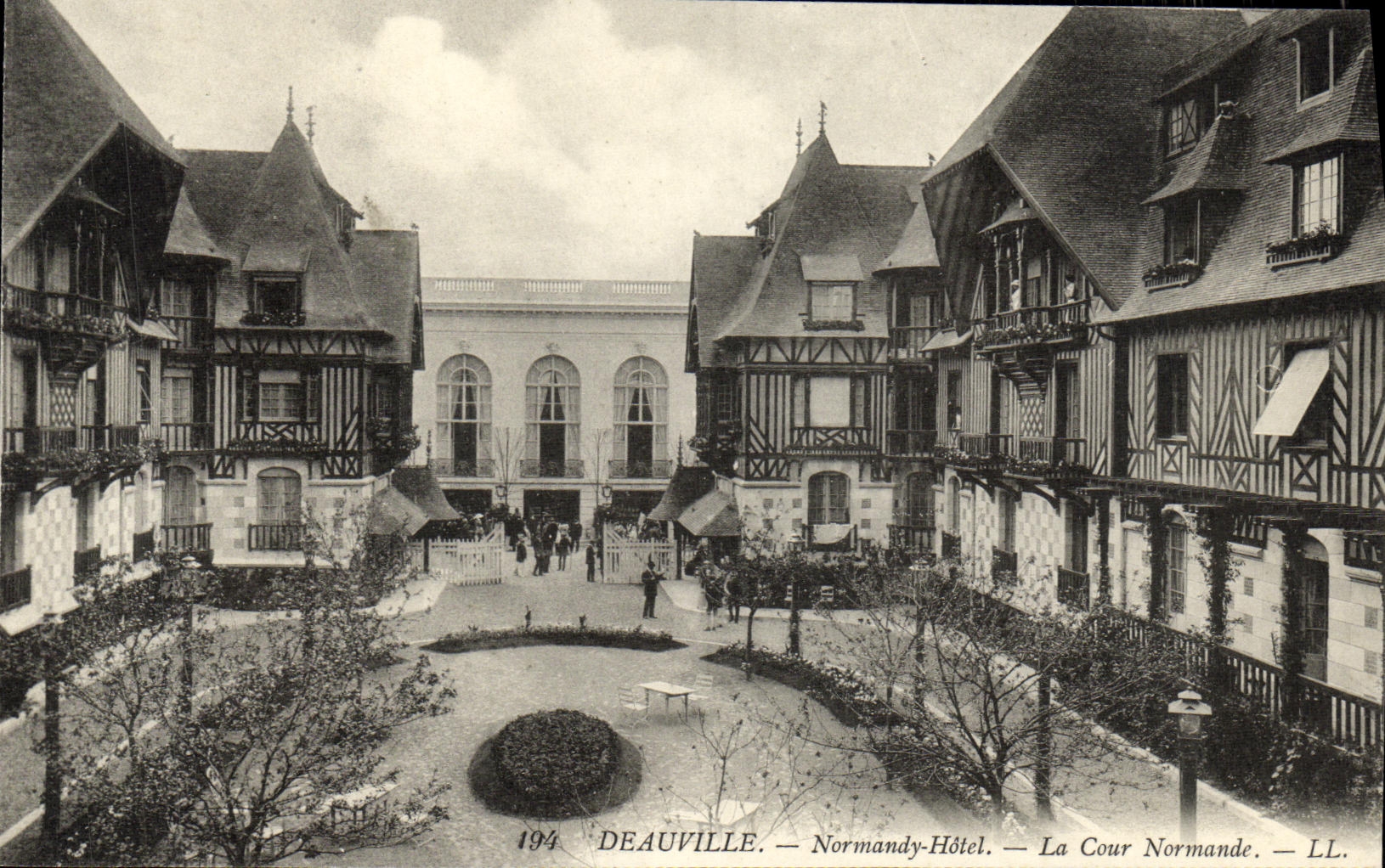 POSTAL Deauville de la VENDIMIA el hotel florecido de Normandia de la playa el honor de la corte D