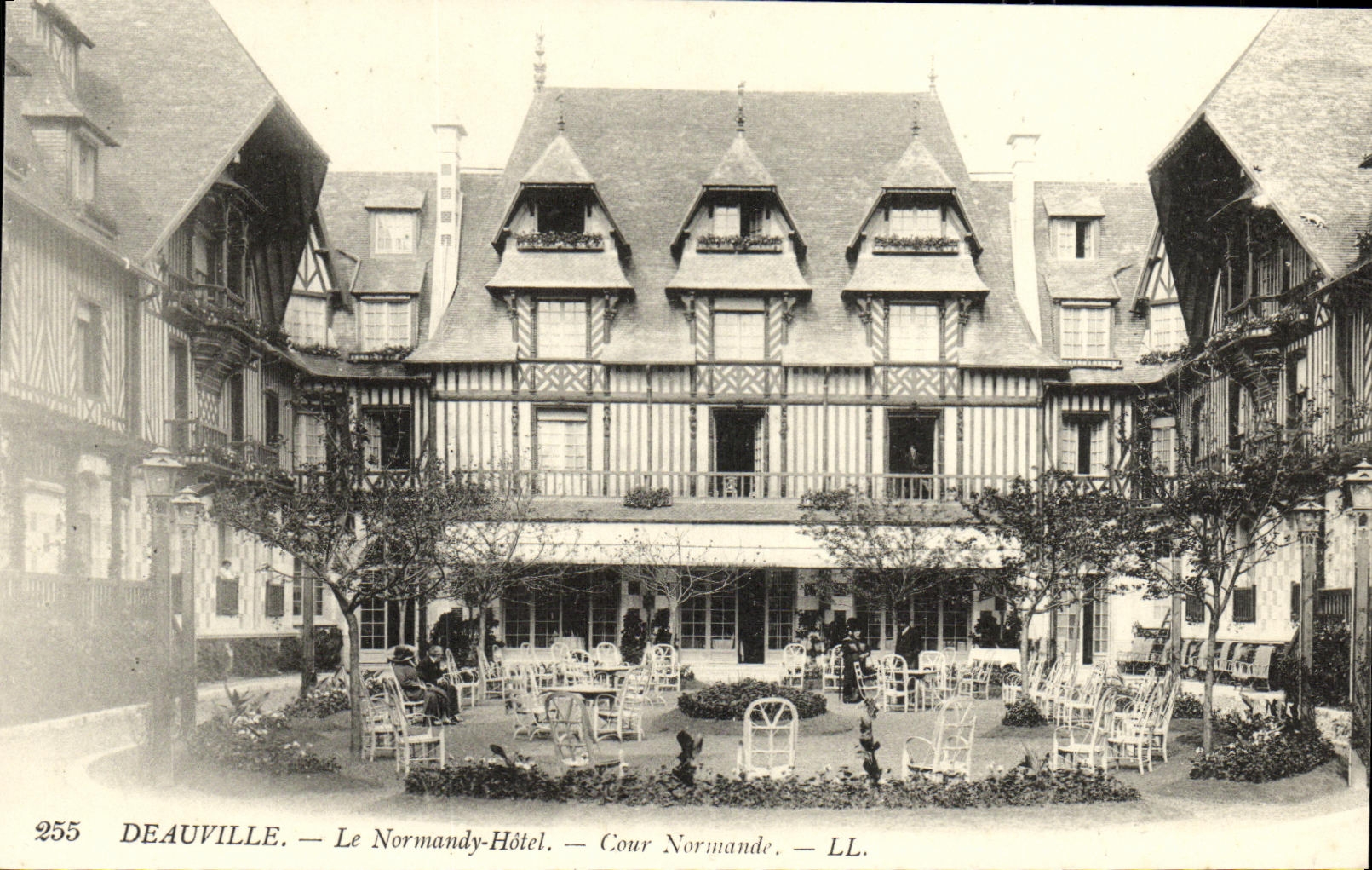 CPA Deauville Le Normandy Hotel Cour normande