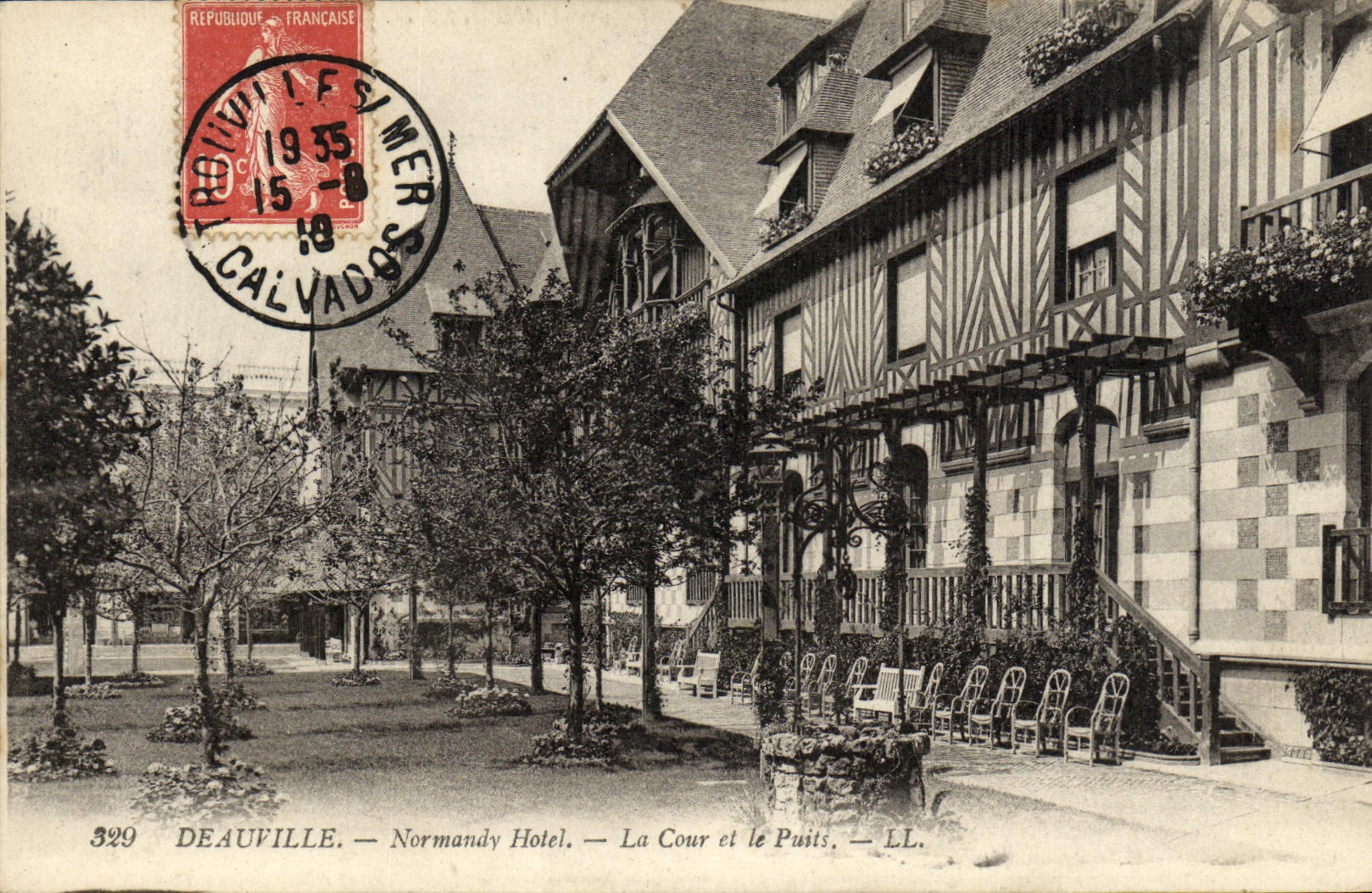CPA Deauville Le Normandy Hotel La Cour et le Puits