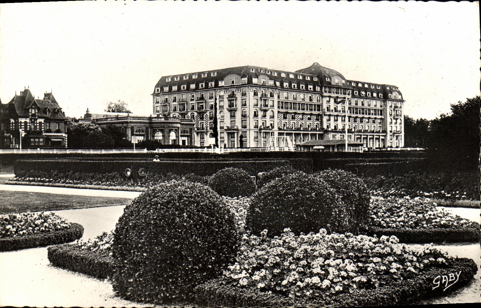 CPM Deauville La Plage Fleurie Le Royal Hotel et les Jardins